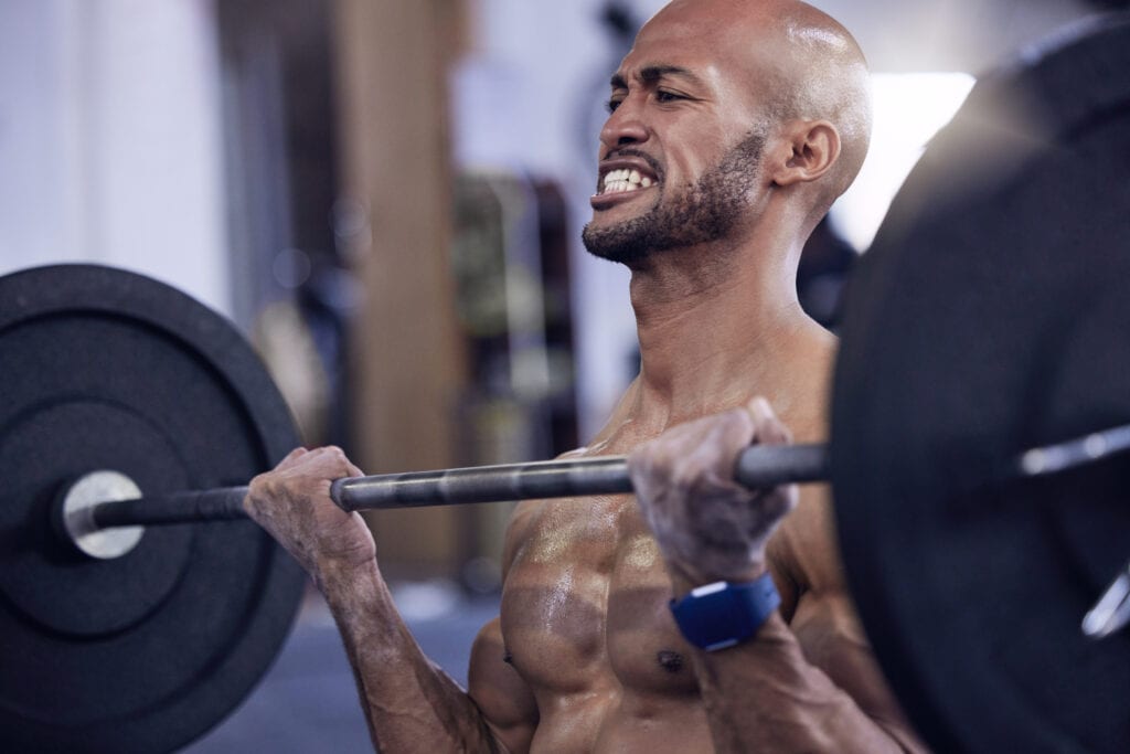 Man, halter of gewicht in de sportschool voor training, fitness en oefeningen om spieren op te bouwen voor gezondheid, kracht en welzijn. Man, bodybuilder of atleet die ijzer tilt voor training, sport en kracht.