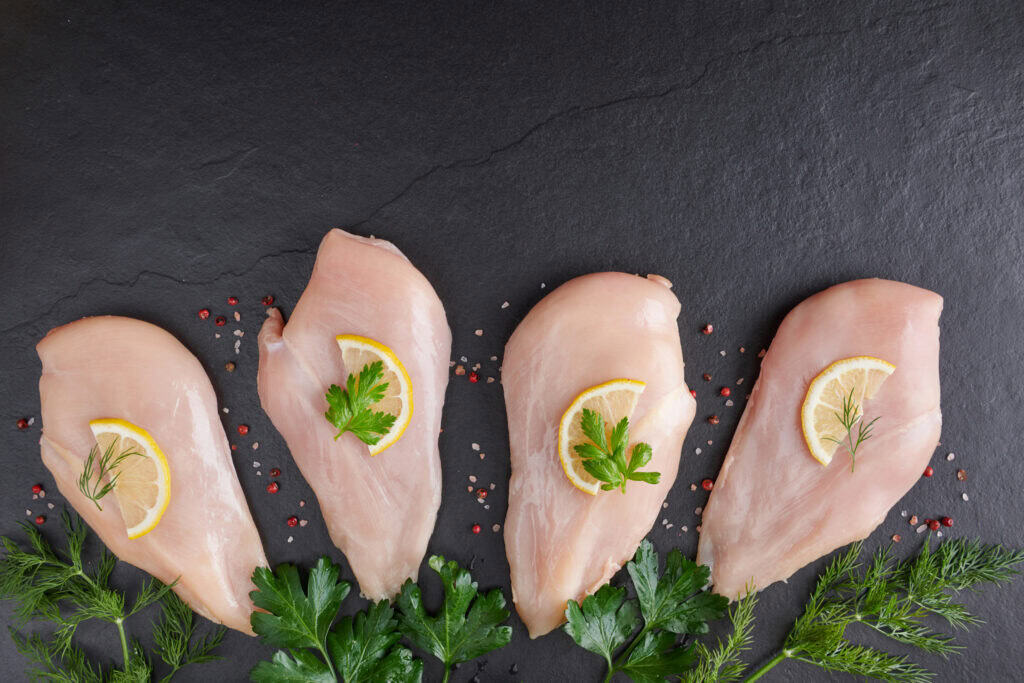 Rauwe kipfilets op een snijplank. Verse filet. Verse kip.