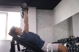 jonge fitte man die bodybuilding traint