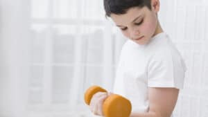 Kind dat aan het sporten is