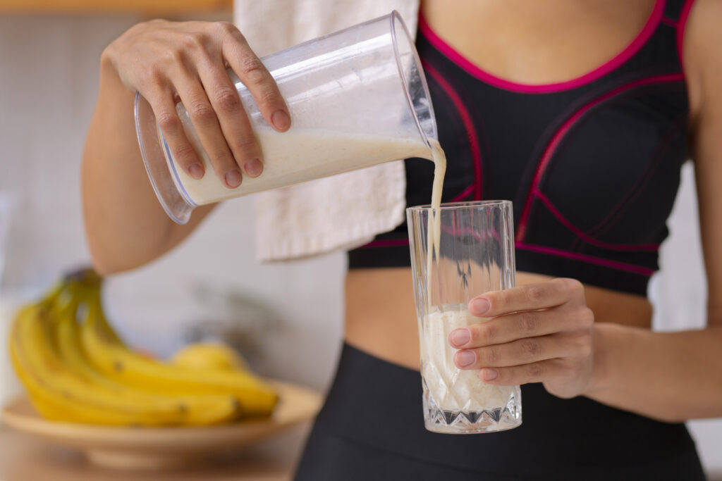 vooraanzicht vrouw die melk schenkt